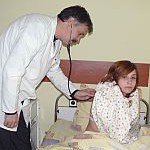 Лекар преглежда дете