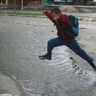 Дете в наводнена улица