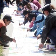 Деца рисуват своето послание пред НДК