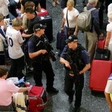 Въоражени полицаи сред множеството на лондонските летища