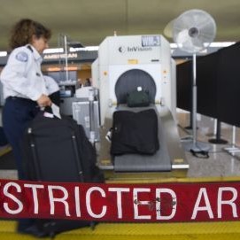 По американските летища не можеш сам да поставиш багажа си под рентгеновите лъчи
