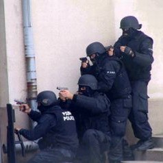 Спецполицаи в акция