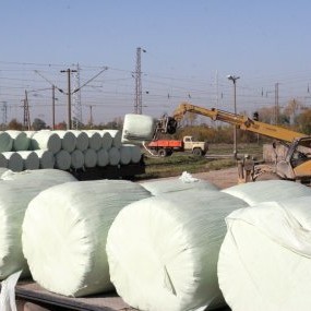 Пробно товарене на балите на влак