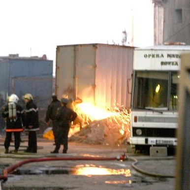Подпалени строителни отпадъци предизвикаха пожар при Операта