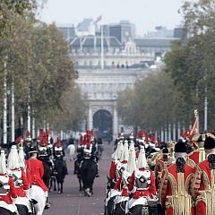 Лондон - кралицата отива в парламента за откриването на есенната му сесия
