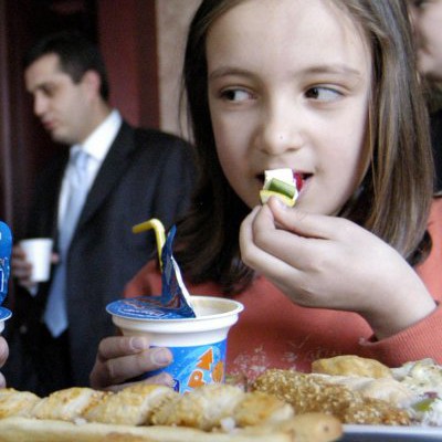 Деца на урок по здравословно хранене