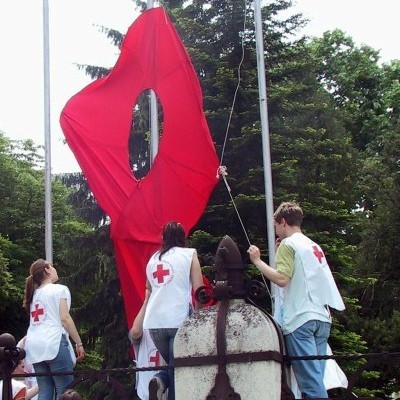 Младежи от БЧК връзват червената панделка - символ за борба със СПИН