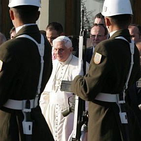 Папата се движи сред гора от войници