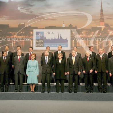 Снимка на всичките 26 лидери на страни-членки на НАТО при завършването на срещата в Рига