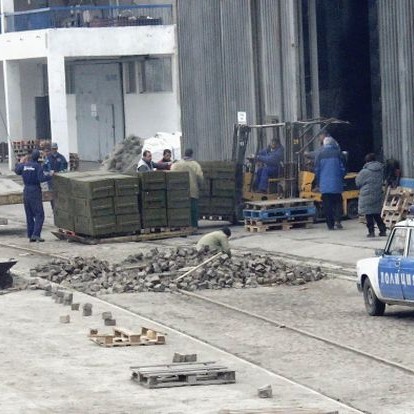 Товарене на оръжие на Рибното пристанище в Бургас