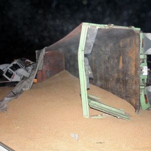 Камионът убиец се обърна и разсипа десетки тонове жито
