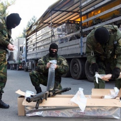 Спецчасти претърсват българските камиони с оръжие за Македония