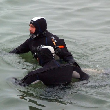 Водолази вадят труп от морето