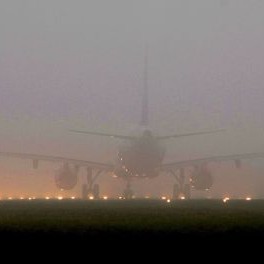 Самолет в мъгла