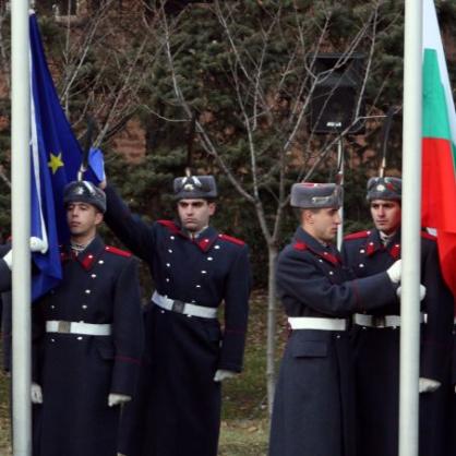 Знамената на България и на ЕС ще се веят пред вечния огън на Паметника на Незнайния воин
