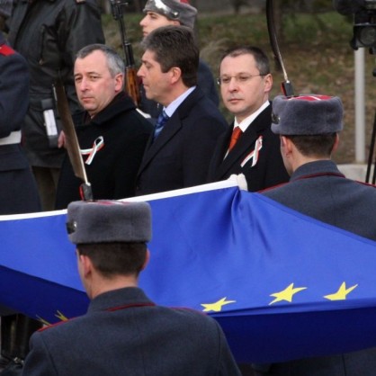 Церемония по издигане на българското знаме и знамето на ЕС пред Паметника на Незнайния воин