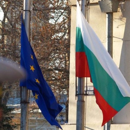 Знамената се развяха и на пл.  Независимост  във Варна