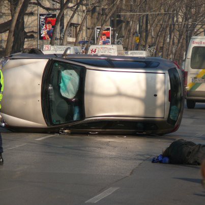 Кола удари пешеходец на бул.  В. Левски  и се обърна