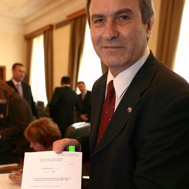 Министър Радослав Гайдарски показва проекта за решение на МС за забрана на пушенето