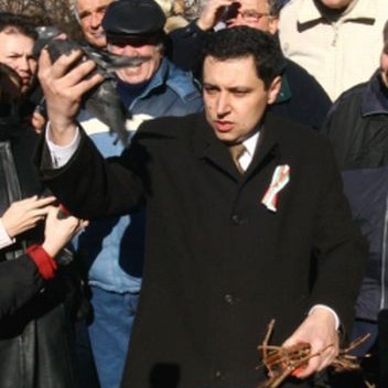 Депутатът от ОДС Яне Янев заряза лозя и пусна гълъб за председателя на НС Георги Пирински