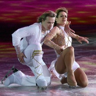 Албена Денкова и Максим Стависки на леда в спектакъла  Ледена SIMпатия .