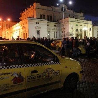 Стотици таксиметрови шофьори се събраха около НС след убийството на техен колега
