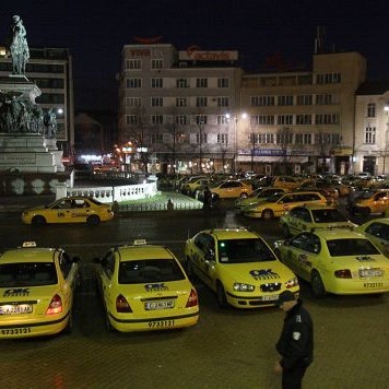 Таксиметрови шофьори протестират пред Народното събрание заради убит шофьор от фирма  ОК Супертранс
