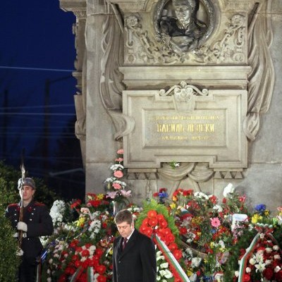 Президентът Първанов пред паметника на Васил Левски