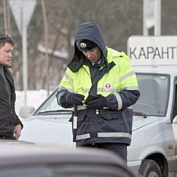 Полицай проверява документите на жител на с. Павловское, което е под карантина