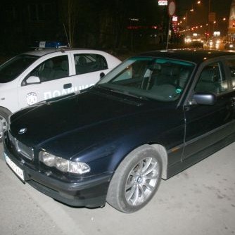 Черното BMW на похитителите, заловено и паркирано пред полицейското