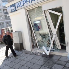 Разбитият от кола клон на Алфа банк