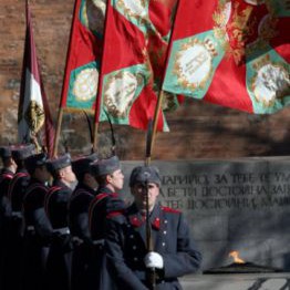 Под звуците на българския химн и тържествени салюти на площад  Александър Невски  в столицата тържествено бе издигнато българското знаме по повод 129-годишнината от освобождението на България от османско робство