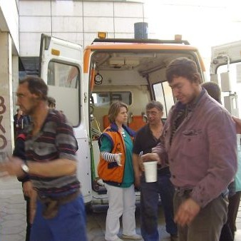 Медицински екип оказва спешна помощ на миньори пострадали при взрив в мина Ораново