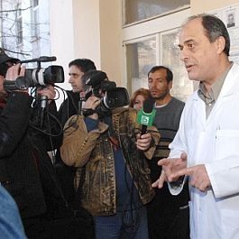 Директорът на благоевградската болница д-р Гайдарски заобиколен от журналисти и роднини на пострадалите