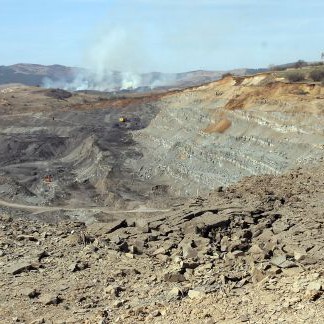 Огромният кратер от експлозията край рудник  Република