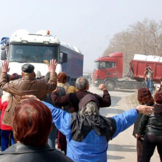 След почти цял ден блокада, хората на Цалапица пуснаха 4 камиона софийски бали