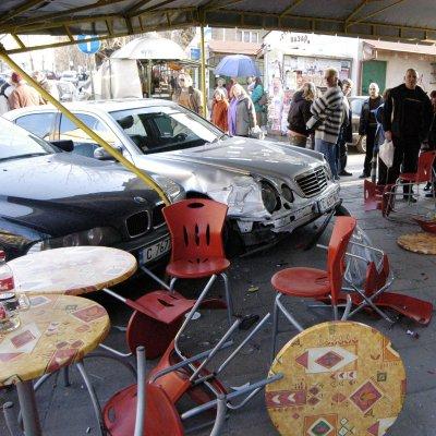 БМВ и мерцедес се врязаха в сладкарница  Пчела