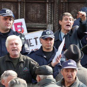 Пенсионери за пореден път протестират пред храма  Александър Невски
