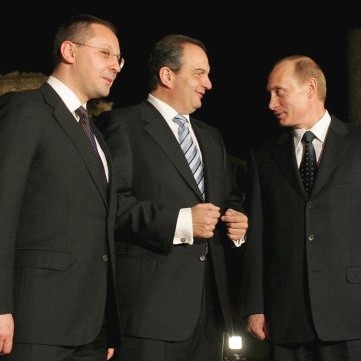 Българският премиер Сергей Станишев, гръцкият Костас Караманлис и руският президент Владимир Путин се събраха в Атина за подписа за нефтопровода