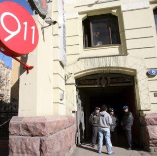 Руски полицаи охраняват входа на дискотеката в Москва, където при пожар загинаха 10 души, сред тях и 2 българи