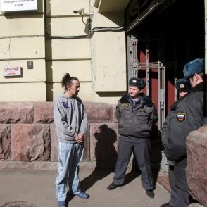 Руски полицаи охраняват входа на дискотеката в Москва, където при пожар загинаха 10 души