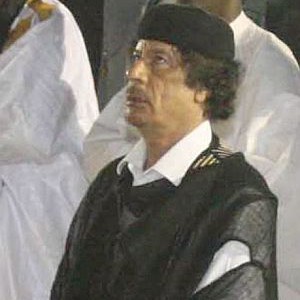 Кадафи по време на молитва
