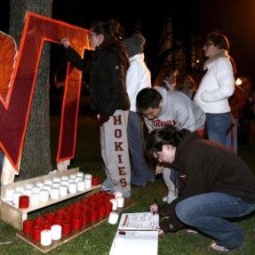 Студенти от Вирджинския технологичен университет палят свещи в почит на загиналите в масовото убийство