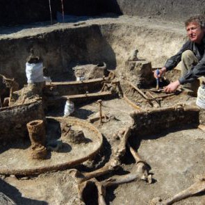 Арехологически разкопки на напълно запазена тракийска колесница