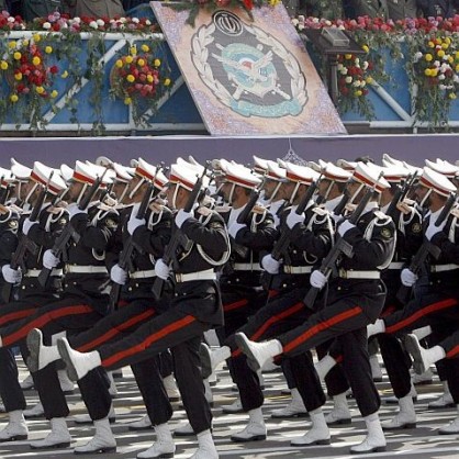 Военен парад в Техеран по случай Деня на армията