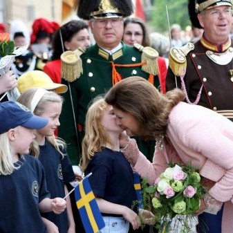 Шведската кралица Силвия поздравява деца, които я даряват с цветя пред новия дворец в германския град Щутгард
