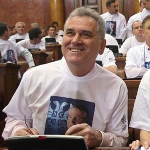 Томислав Николич в парламента с фланелка, на която е изобразен Воислав Шешел
