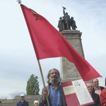 Деветомайски протест пред паметника на Съветската армия в София