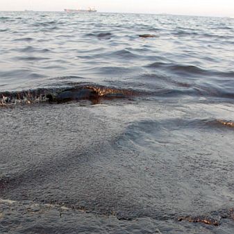 Суров петрол в плажа на Бургаския залив