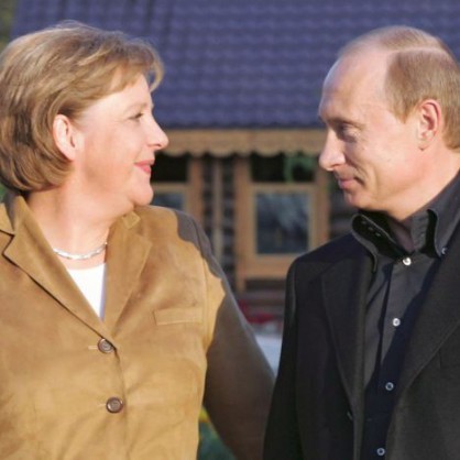 Путин спонтанно решил да заведе Меркел на разходка